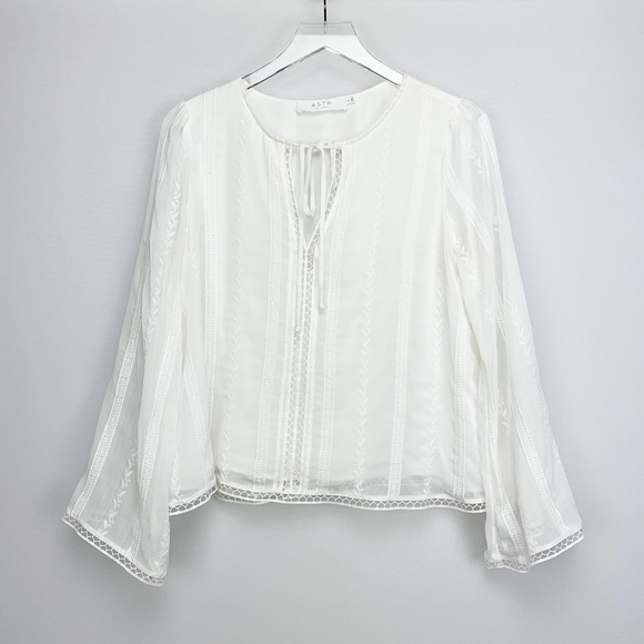 Astr Tops - ASTR White Bell Sleeve Peasant Style Blouse M